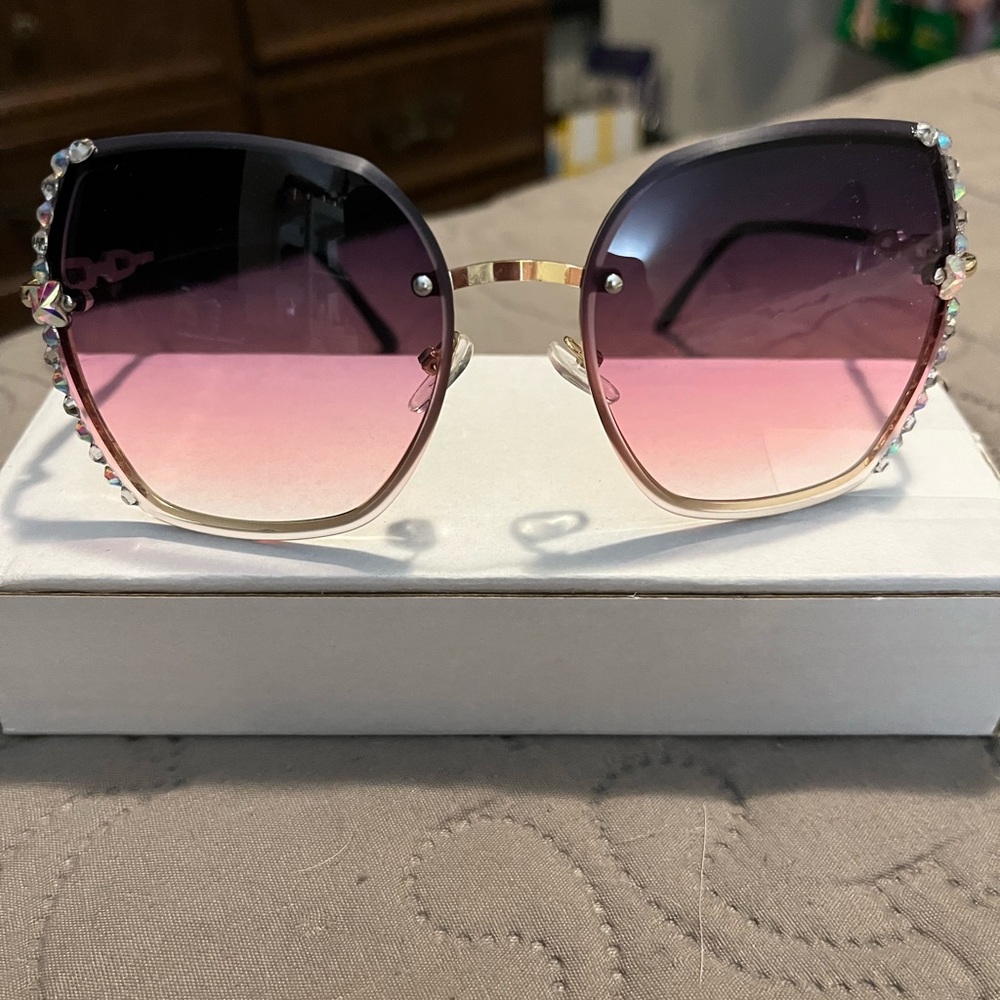 Elegant Purple Gradient Sunglasses
